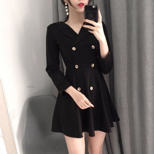 Testreszabott női tavaszi ruha gombokkal és spitz nyakkivágással