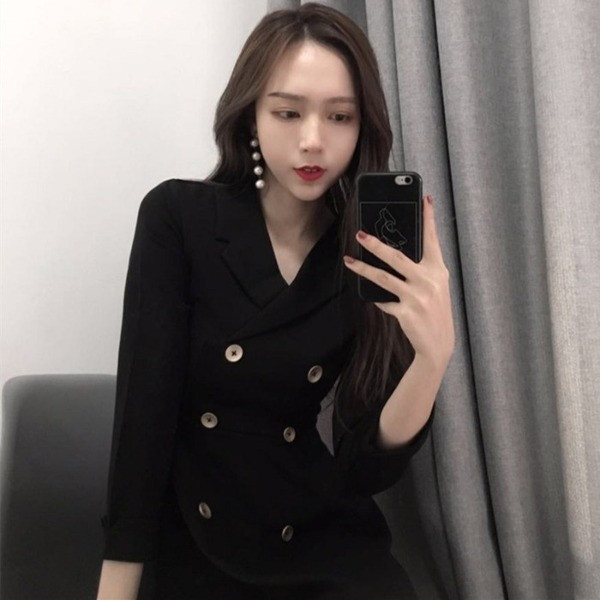 Testreszabott női tavaszi ruha gombokkal és spitz nyakkivágással