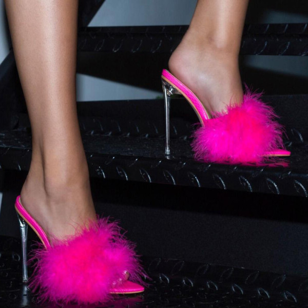 Jauna modeļa modernas sieviešu čības ar dūnām un augstiem papēžiem