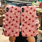 Särava efekti ja punaste südametega IPhone XS ümbris