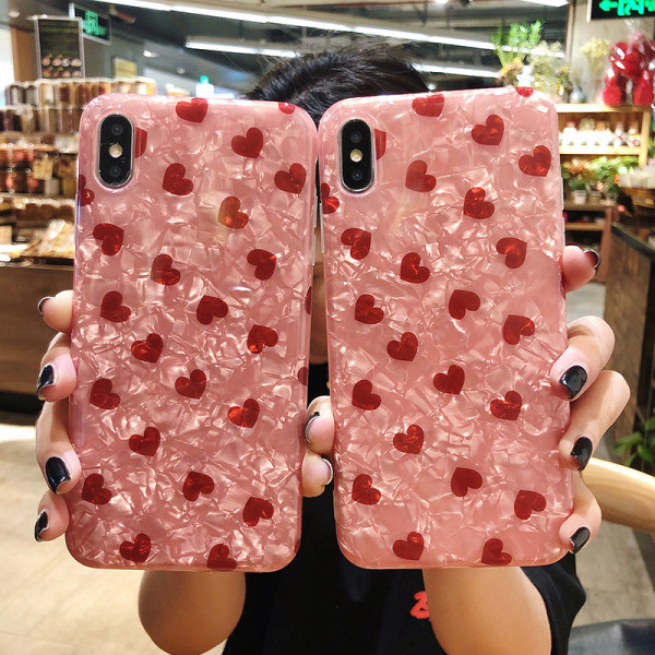 IPhone XS maciņš ar spīdīgu efektu un sarkanām sirsniņām