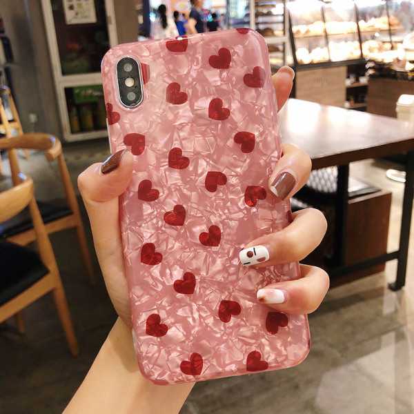 IPhone XS maciņš ar spīdīgu efektu un sarkanām sirsniņām