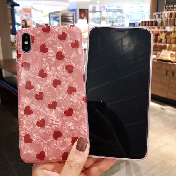 IPhone XS maciņš ar spīdīgu efektu un sarkanām sirsniņām