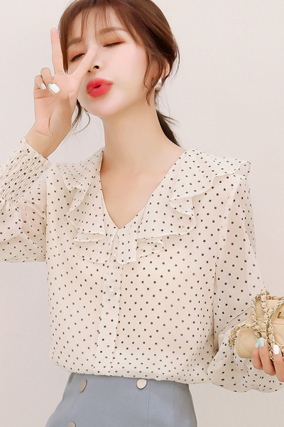 Sieviešu moderns krekls ar punktiem divās krāsās ar ovālu kakla izgriezumu