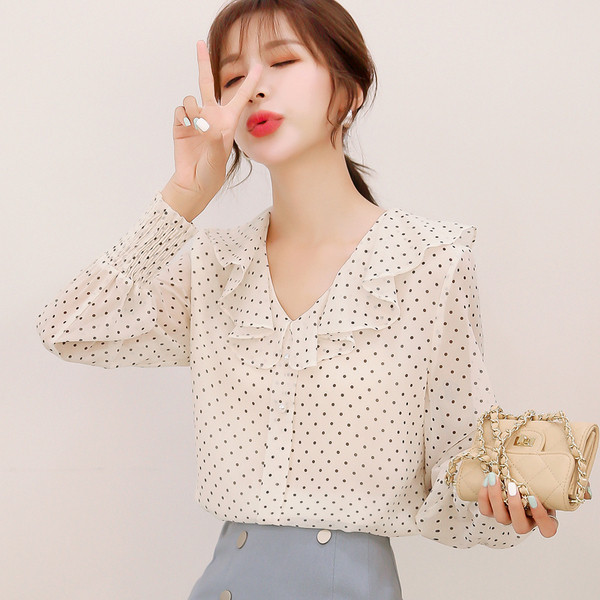 Sieviešu moderns krekls ar punktiem divās krāsās ar ovālu kakla izgriezumu