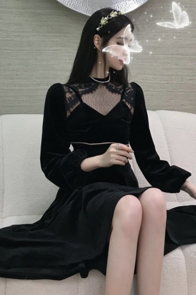 Fekete női ruha félmagas gallérral, csipkeelemekkel