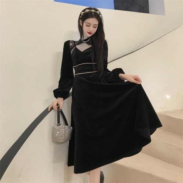 Fekete női ruha félmagas gallérral, csipkeelemekkel