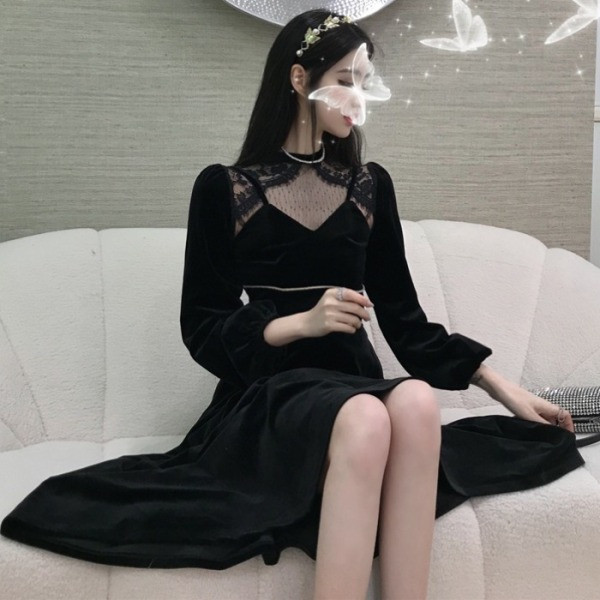 Fekete női ruha félmagas gallérral, csipkeelemekkel