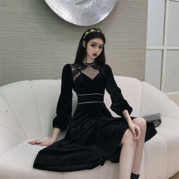 Fekete női ruha félmagas gallérral, csipkeelemekkel