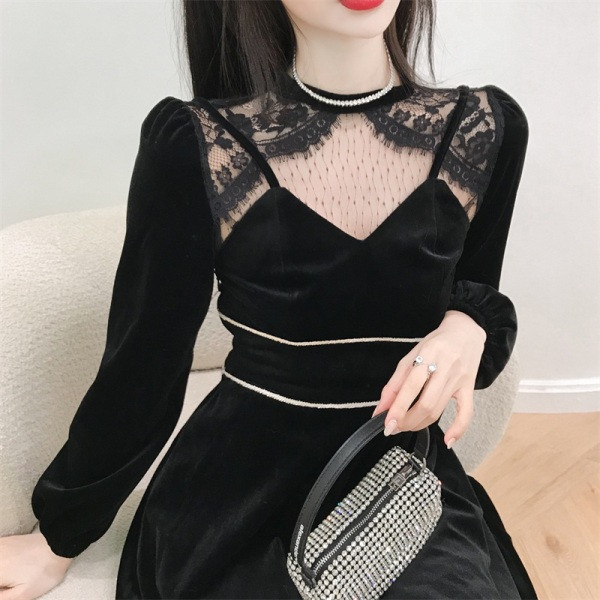 Fekete női ruha félmagas gallérral, csipkeelemekkel