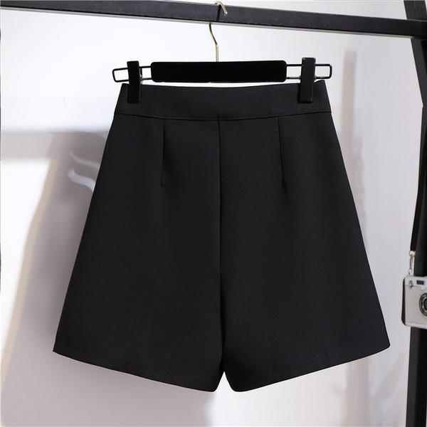 Pantaloni scurti eleganti de dama model larg cu talie inalta si elemente metalice