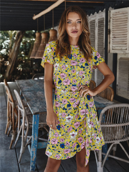 Krāsaina sieviešu kleita ar īsām piedurknēm un ziedu motīviem