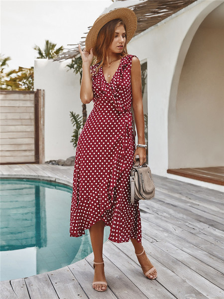 Ежедневна дамска рокля на точки с шпиц деколте - асиметричен модел