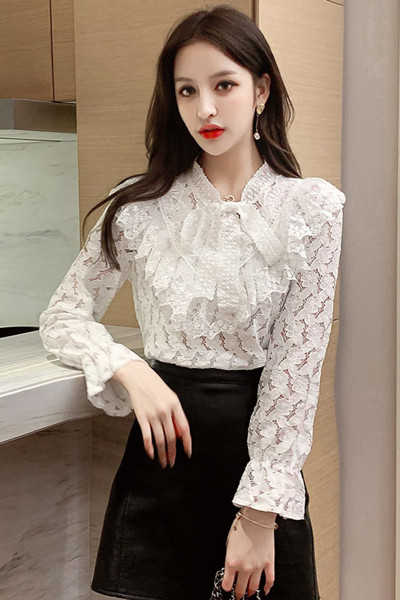 Naiste lipsude ja lokkidega pitspluus