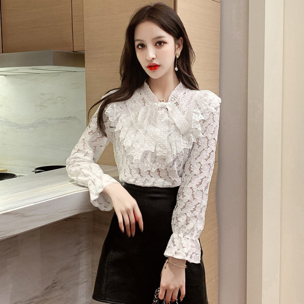 Naiste lipsude ja lokkidega pitspluus