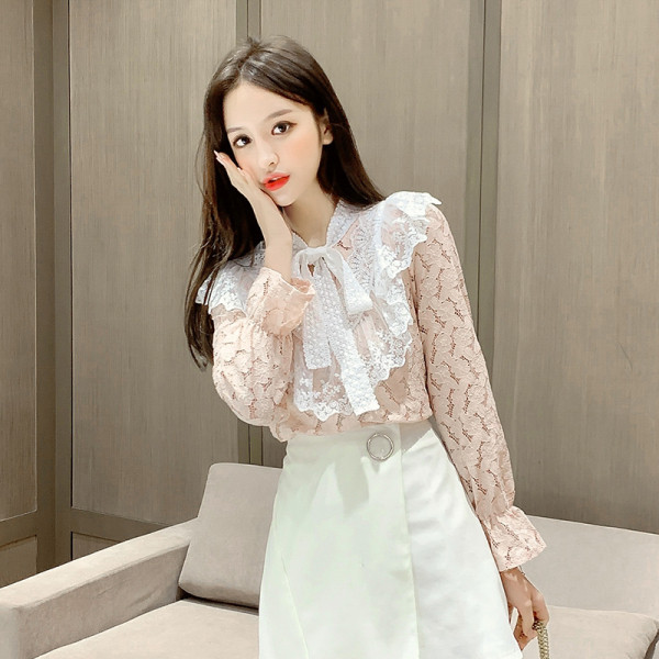 Naiste lipsude ja lokkidega pitspluus