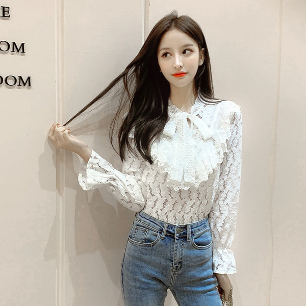 Naiste lipsude ja lokkidega pitspluus