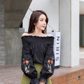 Ikdienas sieviešu blūze ar atkailinātiem pleciem un izšuvumiem