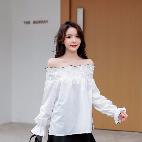 Ikdienas sieviešu blūze ar atkailinātiem pleciem un izšuvumiem