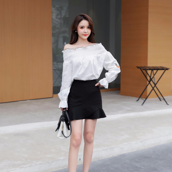 Ikdienas sieviešu blūze ar atkailinātiem pleciem un izšuvumiem