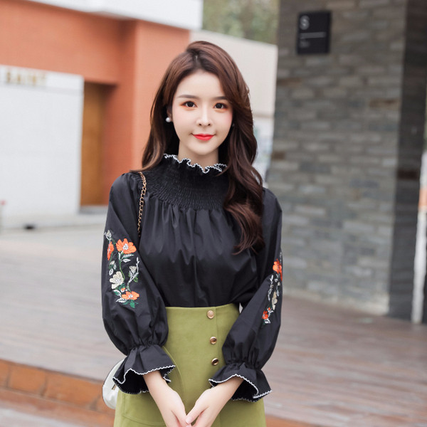 Ikdienas sieviešu blūze ar atkailinātiem pleciem un izšuvumiem