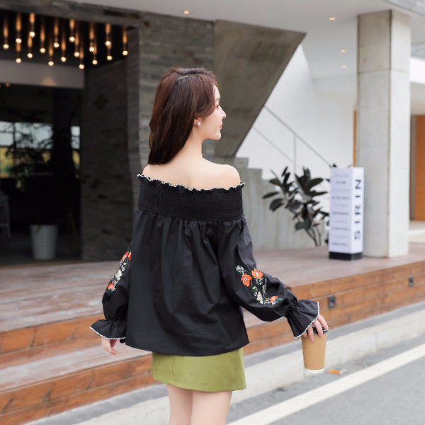 Ikdienas sieviešu blūze ar atkailinātiem pleciem un izšuvumiem