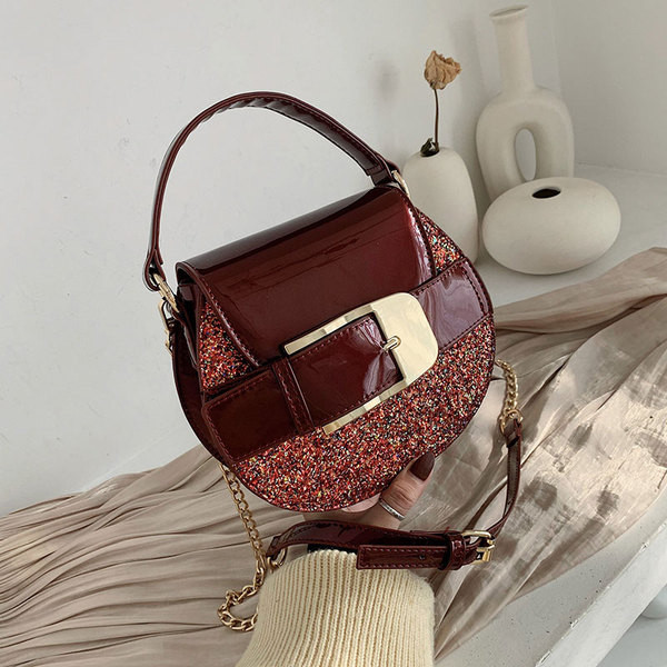 Modern női táska csattal és fényes részecskékkel