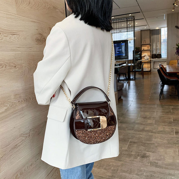 Modern női táska csattal és fényes részecskékkel