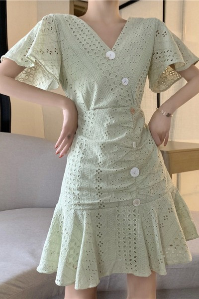 Ежедневна дамска рокля с шпиц деколте - разкроен модел 