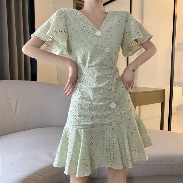 Ежедневна дамска рокля с шпиц деколте - разкроен модел 