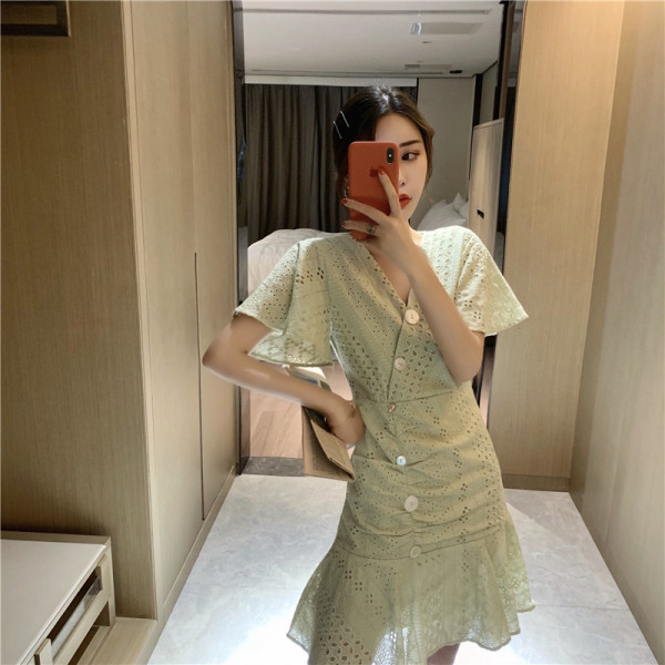 Ежедневна дамска рокля с шпиц деколте - разкроен модел 