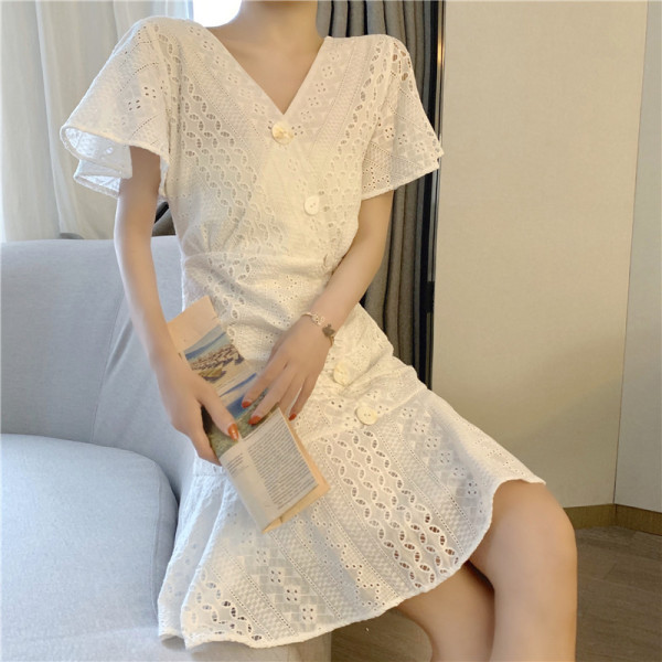 Ежедневна дамска рокля с шпиц деколте - разкроен модел 