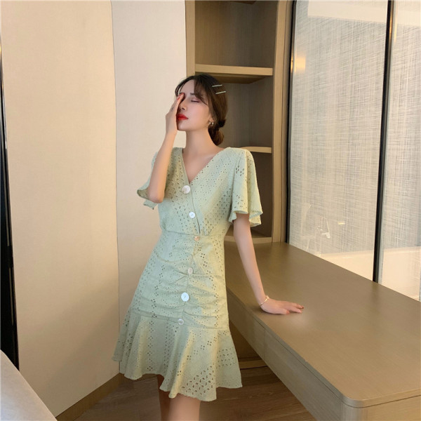 Ежедневна дамска рокля с шпиц деколте - разкроен модел 