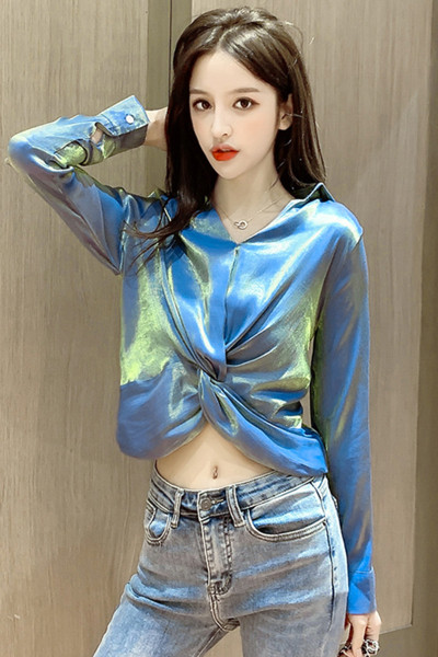 Fényes női blúz hosszú ujjal és spitz nyakkivágással