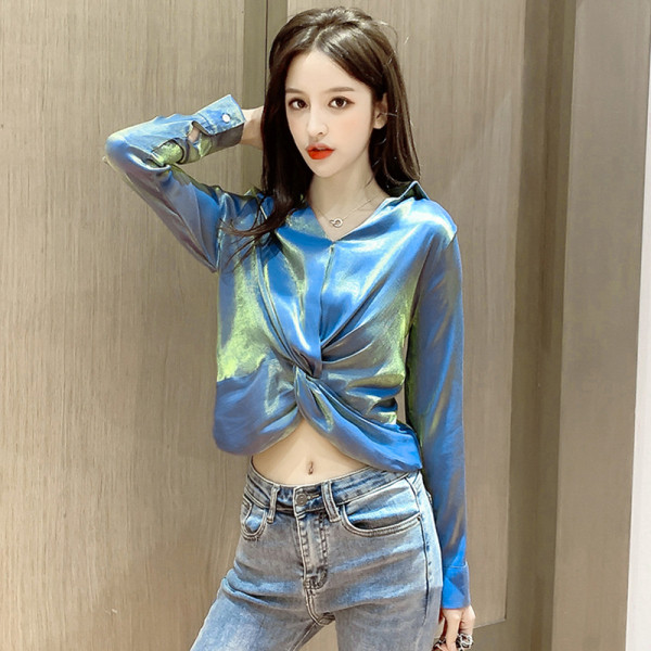 Fényes női blúz hosszú ujjal és spitz nyakkivágással