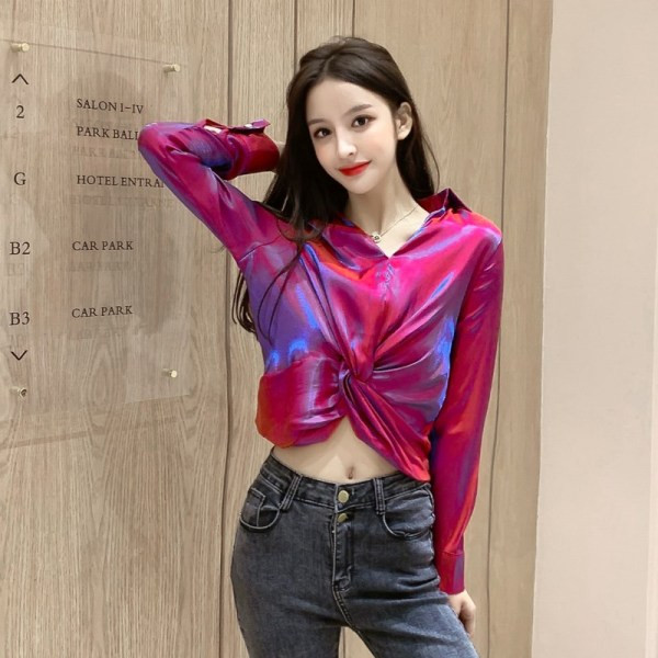 Fényes női blúz hosszú ujjal és spitz nyakkivágással