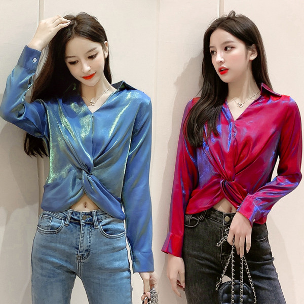 Fényes női blúz hosszú ujjal és spitz nyakkivágással