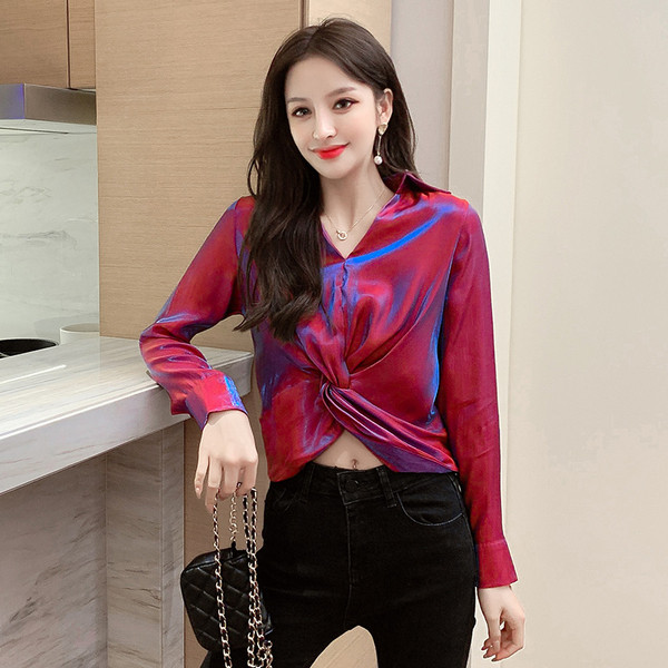 Fényes női blúz hosszú ujjal és spitz nyakkivágással