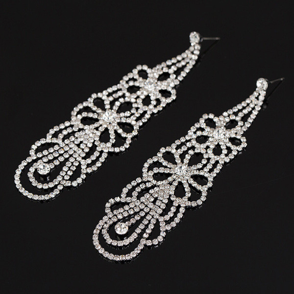 Sieviešu moderni iekarināmi auskari ar akmeņiem