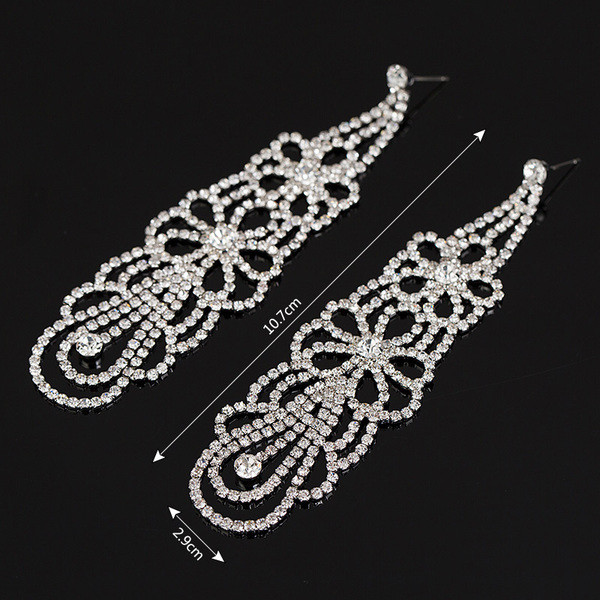 Sieviešu moderni iekarināmi auskari ar akmeņiem