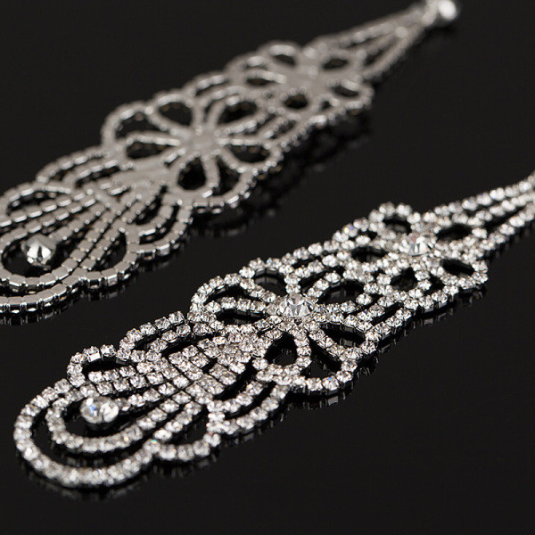 Sieviešu moderni iekarināmi auskari ar akmeņiem