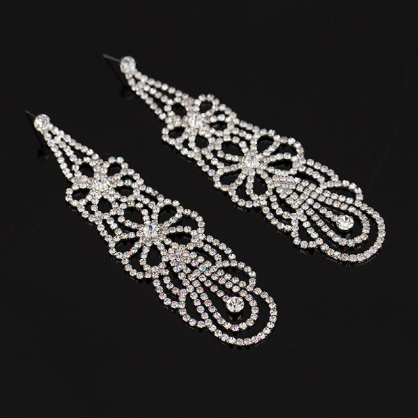 Sieviešu moderni iekarināmi auskari ar akmeņiem