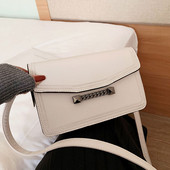 Lezser női táska hosszú füllel és fémlánccal