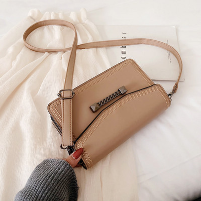 Lezser női táska hosszú füllel és fémlánccal