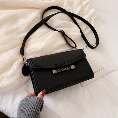 Lezser női táska hosszú füllel és fémlánccal