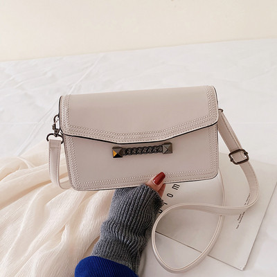 Lezser női táska hosszú füllel és fémlánccal