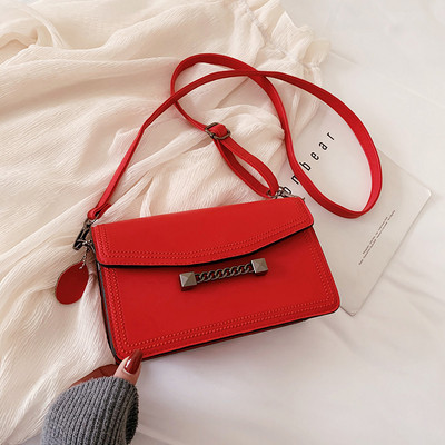 Lezser női táska hosszú füllel és fémlánccal