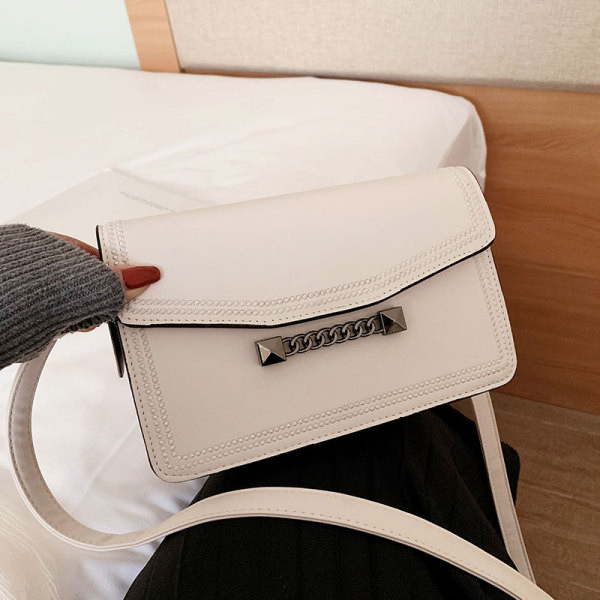 Lezser női táska hosszú füllel és fémlánccal