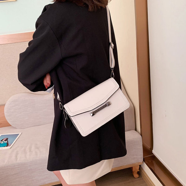 Lezser női táska hosszú füllel és fémlánccal