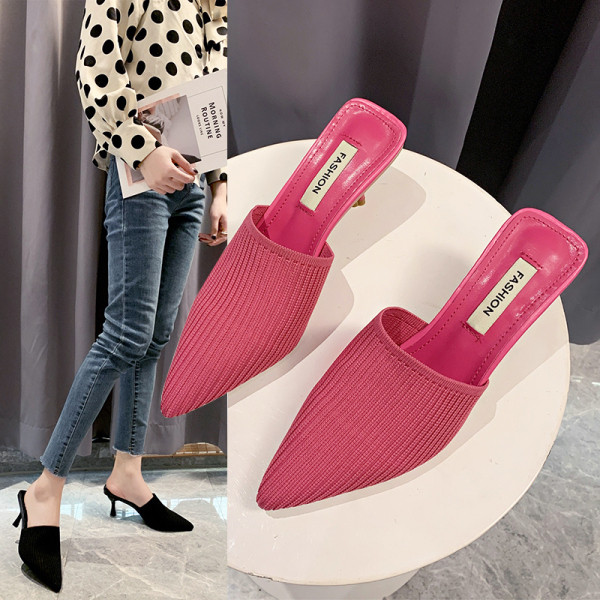 Moteriškas modernus šlepetės smailus modelis su plonu žemu kulnu